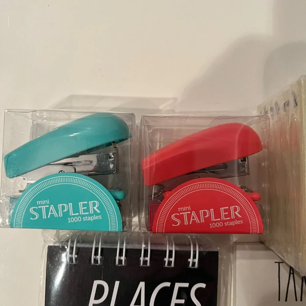 Novelty Notebooks, 2 mini staplers and Post-Its (h/s)‎